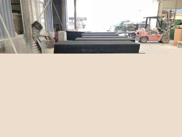 玻璃鋼格柵生產(chǎn)車間及產(chǎn)品